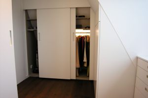 Dachraumausbau als Bekleidungszimmer in MDF-Weißlack,...LED- Innenbeleuchtung mit Sensorschalter