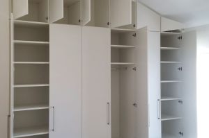 Großraum- Dachschrägenschrank (4Meter hoch!!) in weiß matt mit Edelstahlgriffe und Schließtechnik TipON kombiniert