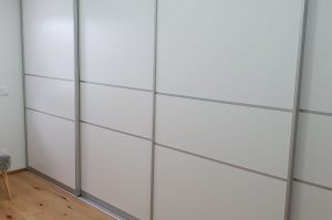 Ankleidezimmer Einbauschrank, Gleittüren Füllungen weiß matt mit wgr. Zier- Alu Sprossen