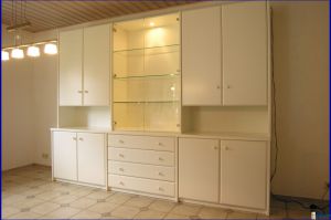 Wohnzimmerschrank mit profilierten Fronten in MDF- Weißlack