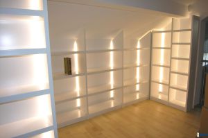 Exclusive Bibliotheken / Bücherregal- Anlage in MDF Weisslack, mit LED- Streep Beleuchtung hinter den Regalstollen