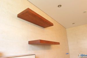 Kirschbaum- Badezimmermöbel, zugehörige Wandtabelare mit naturbelassener Baumkante in Kirsch Massiv 55mm