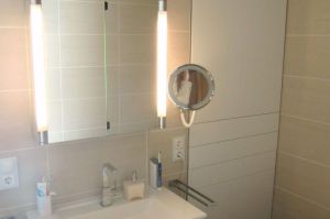 Waschtischunterbau und Nischenschrank im Badezimmer mit Hochglanzfronten TipOn