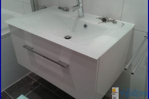 Badezimmer- Unterschrank in Brilliantglanz weiß mit Aufsatzwaschtisch in Glas