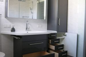 Badezimmermöbel in Dunkelanthrazit Brilliantglanz mit Waschtisch in Mineral- Werkstoff