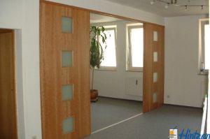 Gleittüren- Raumteiler als Holzrahmen H60 Kirsche verglast und Volltürblätter in Kirsche furniert kombiniert