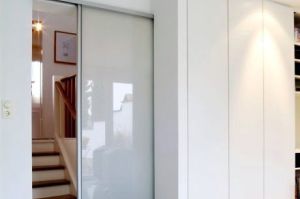 Gleittüren- Raumteiler hinter Garderobeschrank laufend in Alu A17 mit Mattglas verglast
