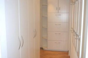 Garderobe- Raumlösung  an drei Wänden mit offener Hängegarderobe in Weißlack Ral9010