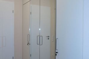 Garderobe- Einbauschrank in Fronten Dekor weiß matt/verspiegelt mit Kanten in Alu-Art