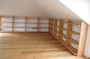 Bücherregal in Buche Vollholz genau im Design nach Kundenwunsch. Zwei mal!!,... in der Linken sowie der rechte Seite des Raumes