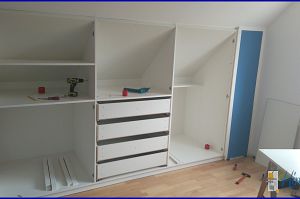 Kniestockschrank mit TipOn Fronten in der Aufbauphase