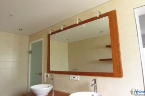 Kirschbaum- Badezimmermöbel, zugehörige Spiegel- Anlage mit naturbelassener Baumkante