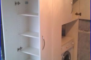 Schrankkombination im Badezimmer auf engem Raum für Waschmaschine und Handtücher