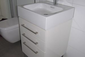 Badezimmer- Unterschrank in Brilliantglanz weiß mit Aufsatzwaschtisch,  modern puristisch