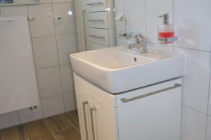 Badezimmerschrank in weiß Brilliantglanz ,... Unterschrank mit Relinggriff  als Handtuchhalter