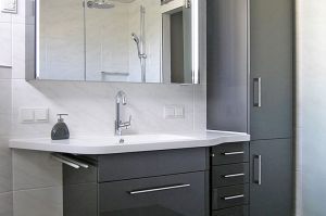 Badezimmermöbel in Dunkelanthrazit Brilliantglanz mit Waschtisch in Mineral- Werkstoff