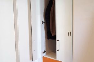 Garderobeschrank verspiegelt in weiß Hochglanz / Orange