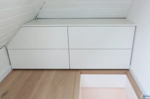 Schubladen- Lowboard über Treppenaufgang in weiß matt