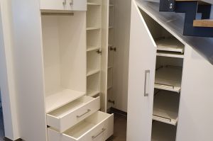 Maßgefertigte Garderobe Treppenschrankanlage in Weißlack Ral9010, 0,9 Meter Übertief! , über Auszugtabelare ideal zu nutzen.