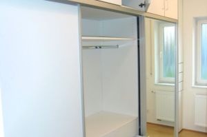 Gleittürenschrank, ... von innen mit Großraumladen XXL TipOn