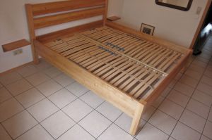 Individuell gefertigte Bettanlage in Erle Massivholz (als komplette Raumlösung zum Kleiderschrank)