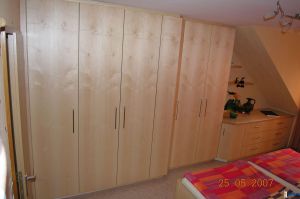 Schlafzimmer- Einbauschrank mit Relinggriffen in Ahorn furniert (als komplette Raumlösung zu unserer Bettanlage)