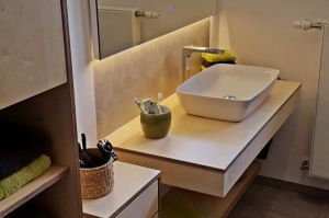 Badezimmermöbel in Ahorn massiv mit modern aparter Mehrschicht- Kantenoptik, Türen und Laden grifflos TipOn