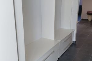 Moderne Hochglanzgarderobe in Wandnische eingepasst