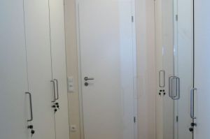 Garderobe- Einbauschrank in Fronten Dekor weiß matt mit Kanten in Alu-Art an zwei Wänden !!