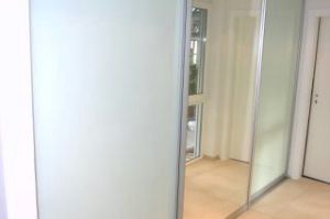 Gleittürenschrank Türen Modell Alu A17 mit Füllung  Floatglas weiß lackiert und Spiegel