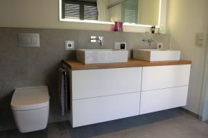 Modern puristisches Weißlack- Badezimmermöbel in Griffloser Ausführung TipOn mit Waschtischplatte in Eiche massiv
