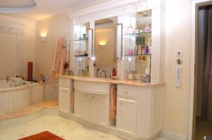 Exklusives Weißlack- Badezimmermöbel mit klassischen Zierprofil- Fronten und Marmorplatte, aus eigener Anfertigung
