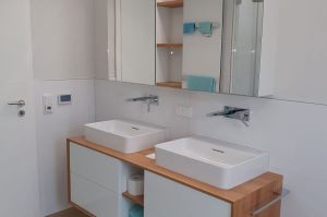 Modernes Badezimmermöbel in weiß Brillianzglanz mit Eiche massiv "Verkofferung" in Trapezoptik