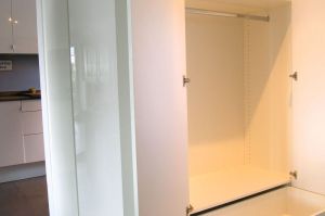 Garderobe- Schrankblock in weiß Hochglanz, in Grifflose TouchOpen Ausführung, ein Schrankteil abgeschrägt