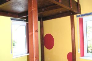 Hochetage, Kinderzimmer in Nadelholz Nußbaumfarben lassiert für das Bett des Kindes