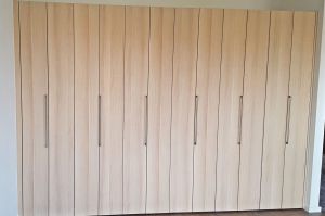 Falttüren- Einbauschrank in Front Raueiche natur