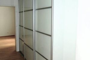 Gleittürenschrank, Außenseite verglast mit Türen Modell Alu A17 mit Füllung  Floatglas weiß lackiert und Alu Quersprossen