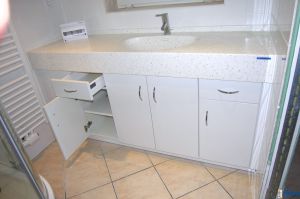 Hotel- Waschtischanlage (Möbel eigene Fertigung), mit Waschtischplatte in Mineralwerkstoff