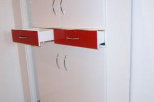 Einbau- Garderobe in weiß Hochglanz, dazu passender Schuhschrank