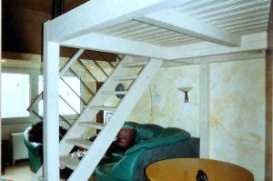 Hochetage im Wohnzimmer zur "Wohnraumerweiterung" der Örtlichkeit in Nadelholz weiß lassiert