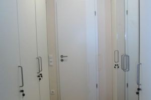 Garderobe- Einbauschränke in Fronten Weiß perl mit Alukanten beleimt an zwei Zimmerwänden