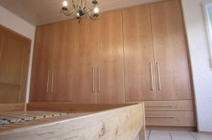 Schlafzimmer- Einbauschrank mit Relinggriffen in Erle furniert (als komplette Raumlösung zu unserer Bettanlage)