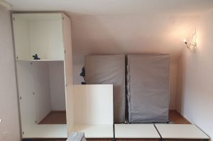 Schlafzimmerschrank mit Schrägenzugang über das linke Schrankteil während der Montage