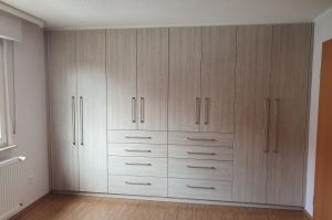 Schlafzimmerschrank in Kalkeiche Dekor mit Zugang der hinteren Schräge (siehe Bild darüber)