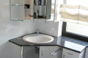 Badezimmermöbel mit Spiegeleckschrank über Eck ,... von innen !!