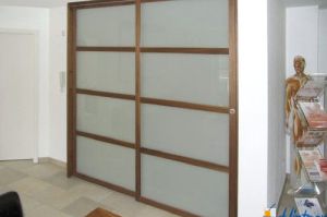 Gleittüren- Raumteiler als Holzrahmen H60-Nuß mit Mattglas verglast und wgr. Trennsprossen "Japanart"