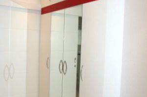 Einbau- Garderobe  in weiß Hochglanz, mit wgr. rotem Zier- Glasstreifen