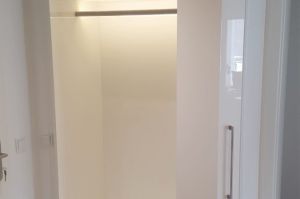 Garderobeschrank  mit offenem Garderobeteil in weiß Hochglanz