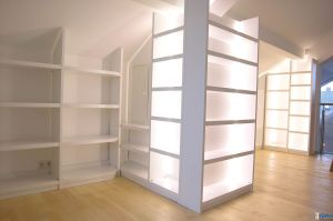 Exclusive Bibliotheken / Bücherregal- Anlage in MDF Weisslack, mit LED- Streep Beleuchtung hinter den Regalstollen