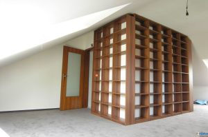 Bibliotheken / Bücherregal- Anlage in Holzdekor Zwetschge, tls in der Schräge